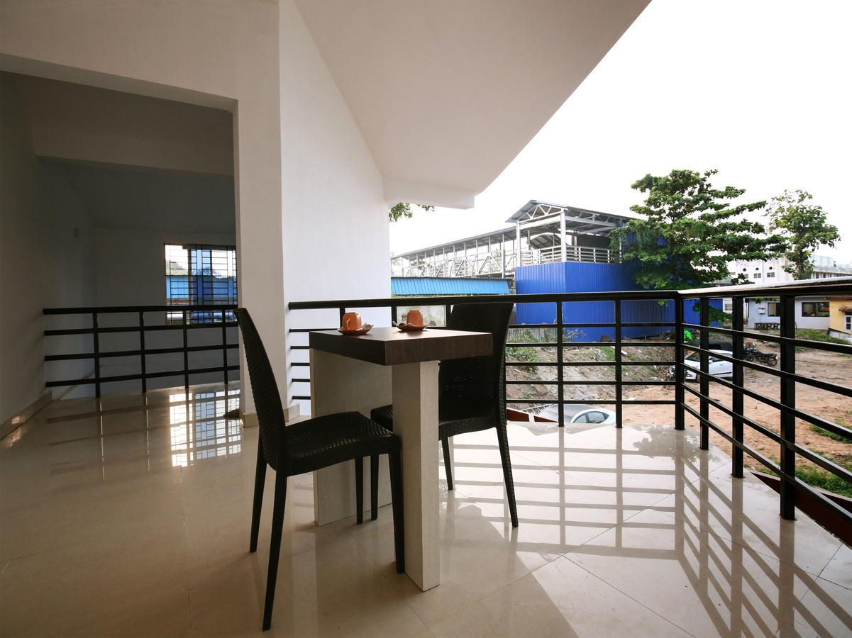 Отель Oyo 10152 Rail View Residency Alappuzha Экстерьер фото