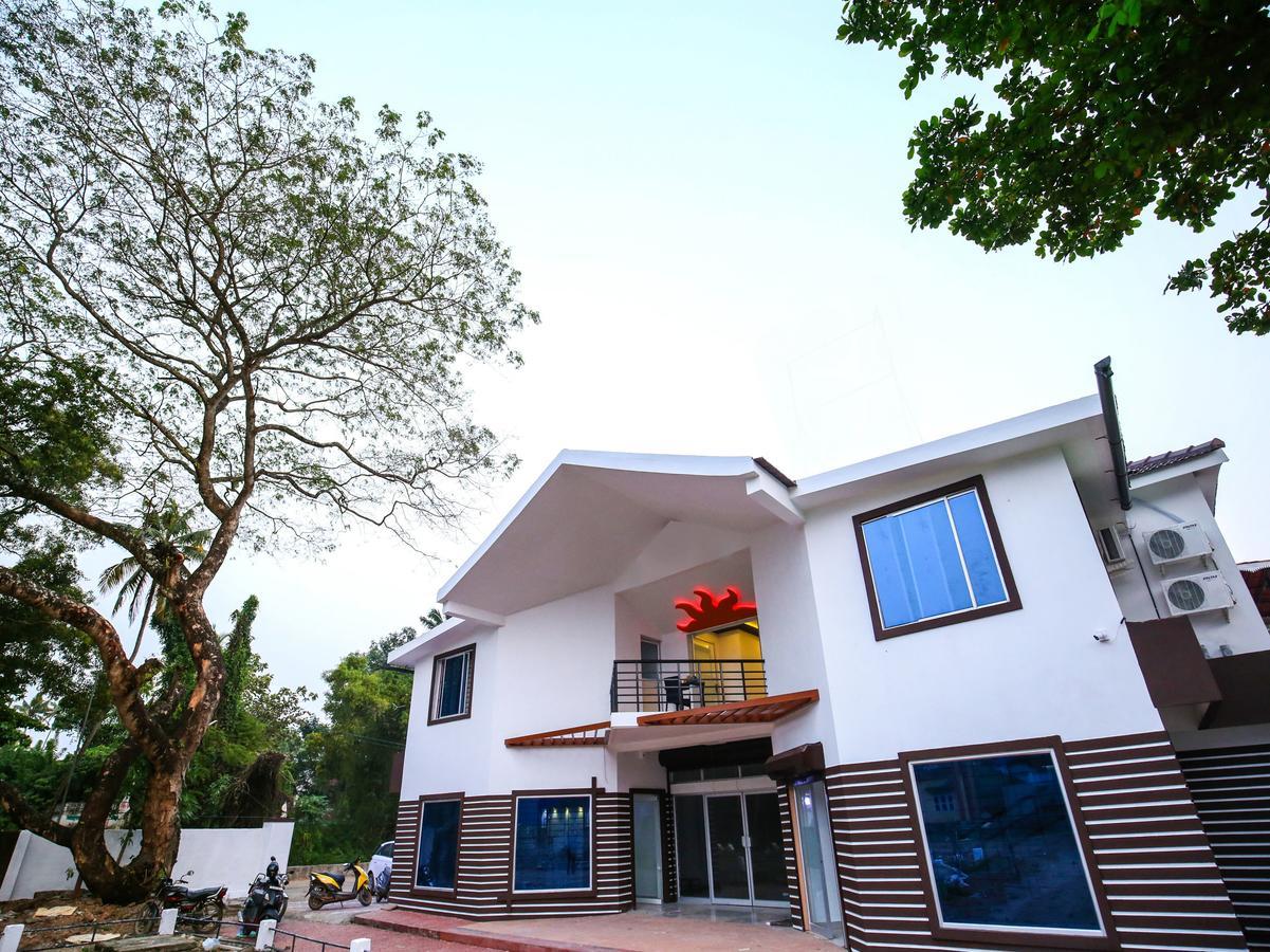 Отель Oyo 10152 Rail View Residency Alappuzha Экстерьер фото